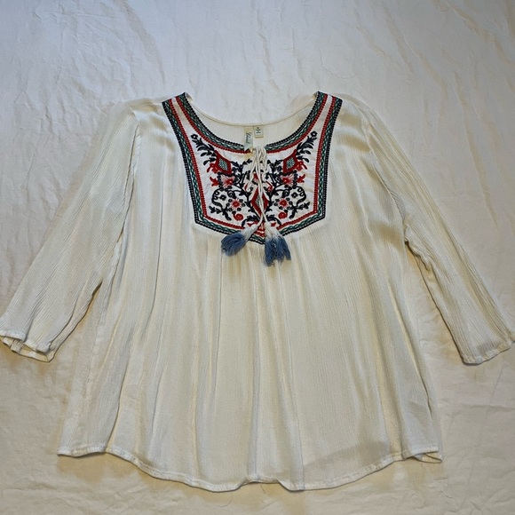Lightweight embroidered top with cropped sleeves - Picture 1 of 4